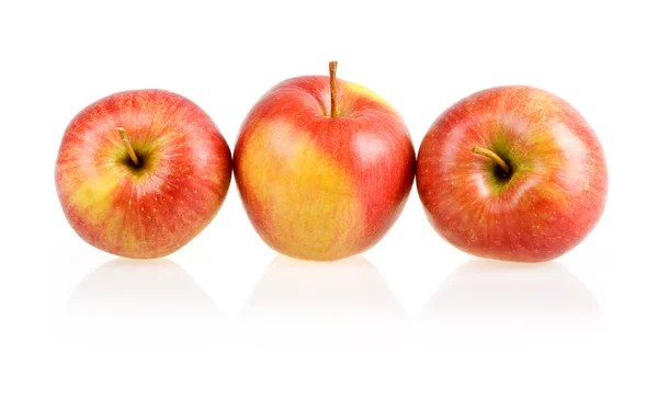 Три спелых красных яблока изолированы — стоковое фото