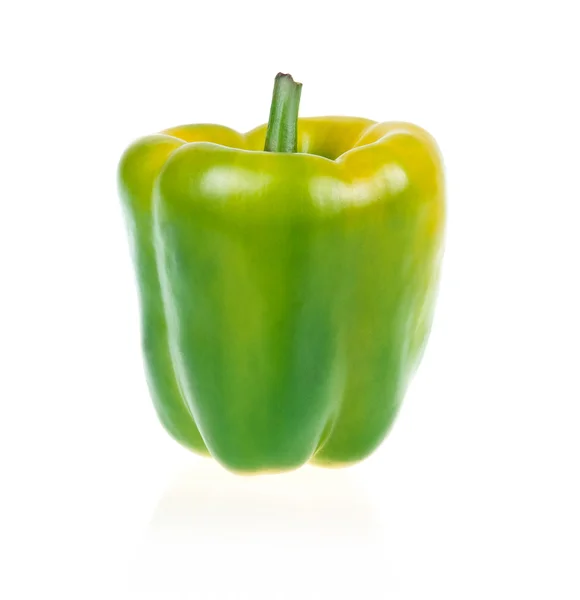 Zralé papriky zelené izolovaných na bílém — Stock fotografie