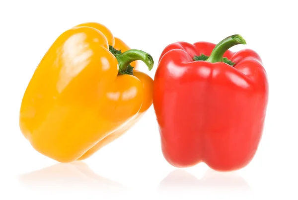 Zralé žluté a červené papriky, samostatný — Stock fotografie