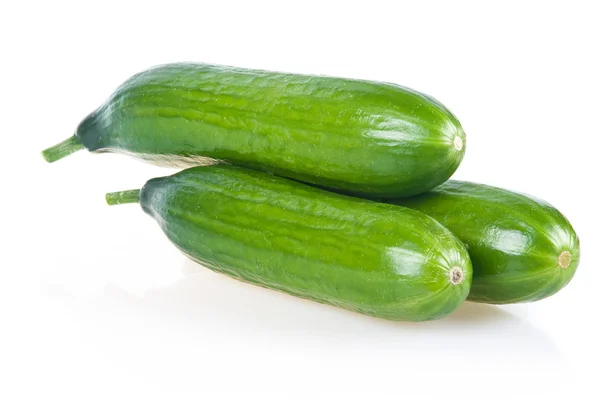 Üç olgun yeşil salatalık izole — Stok fotoğraf