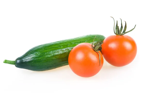Dois tomates maduros e pepino isolado — Fotografia de Stock