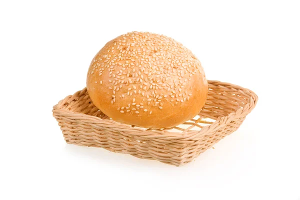 Pão assado com gergelim no cesto isolado — Fotografia de Stock