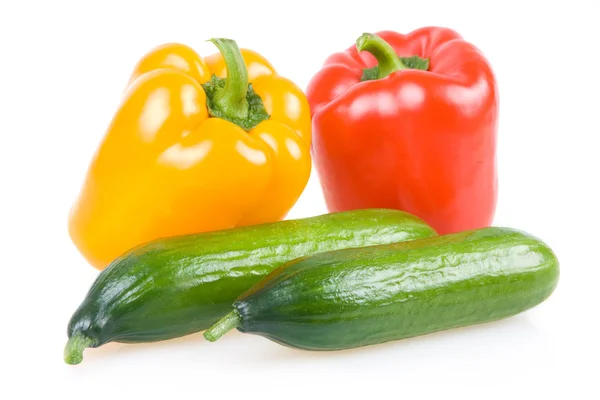 Kolorowe warzywa papryka i ogórek na białym tle — Zdjęcie stockowe