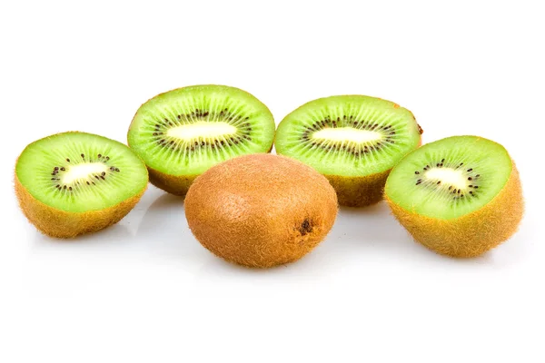 Reife geschnittene Kiwi-Früchte isoliert — Stockfoto