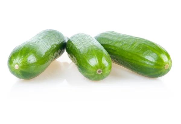Üç olgun yeşil salatalık üzerinde beyaz izole — Stok fotoğraf
