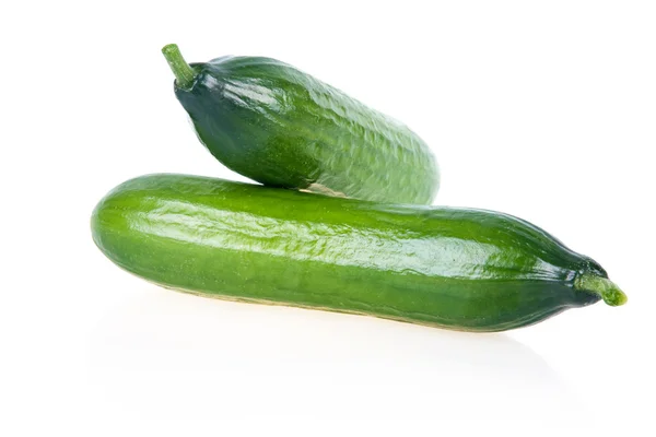 Twee rijpe groene komkommers geïsoleerd — Stockfoto
