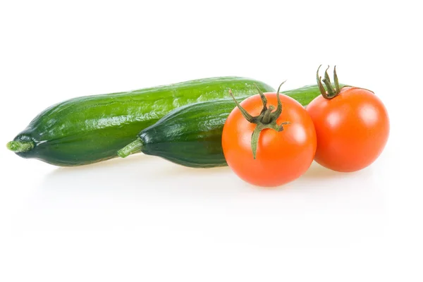 Dwie dojrzałe pomidory i ogórek na białym tle — Zdjęcie stockowe