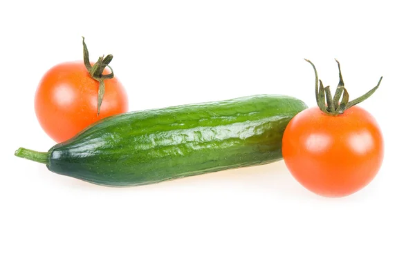 Dwie dojrzałe pomidory i ogórek na białym tle — Zdjęcie stockowe