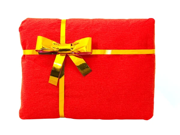 Röda paketet med en gyllene båge — Stockfoto