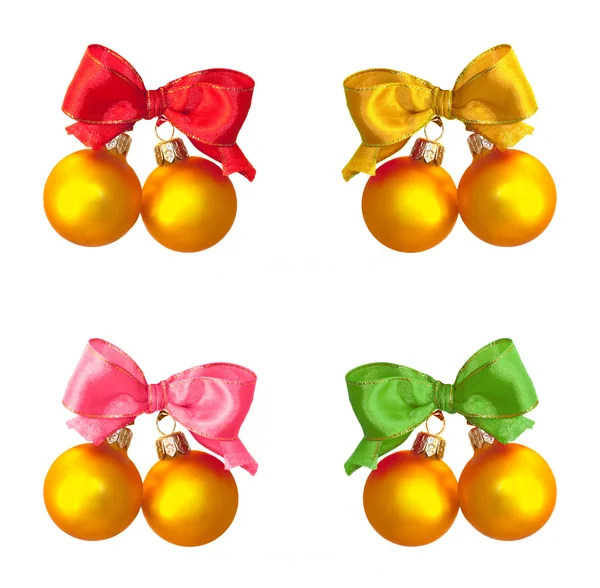 Золотые шарики с разноцветными бантами — стоковое фото