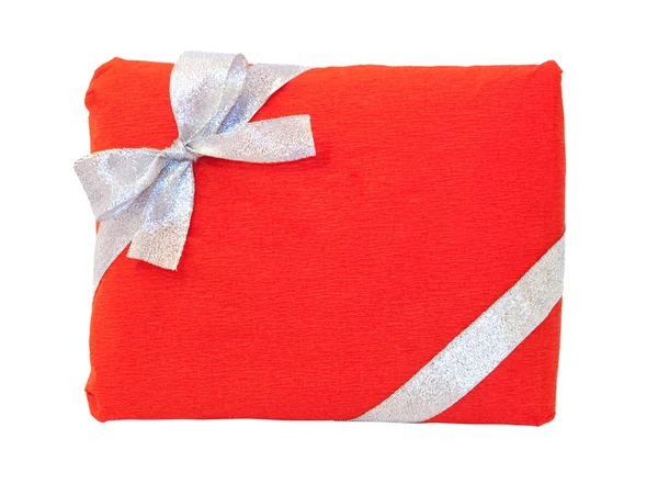 Röda paketet med ett silver bow — Stockfoto