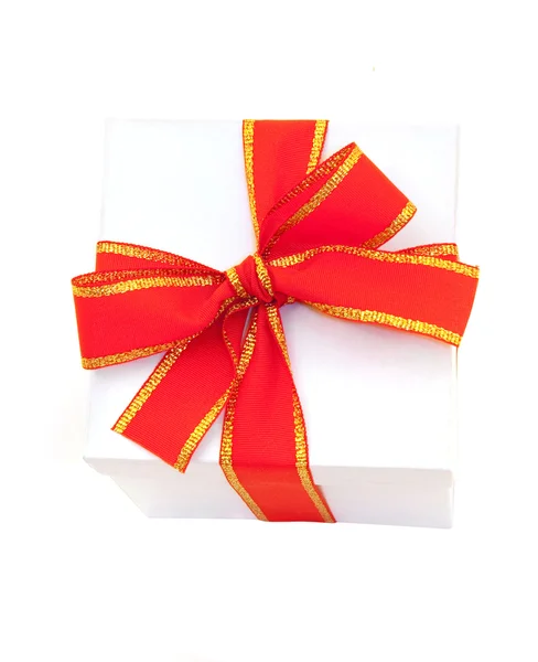 Beyaz hediye kutusunda paketlenmiş kırmızı yay — Stok fotoğraf