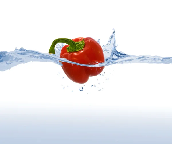 Sladká paprika, hozený do vody — Stock fotografie