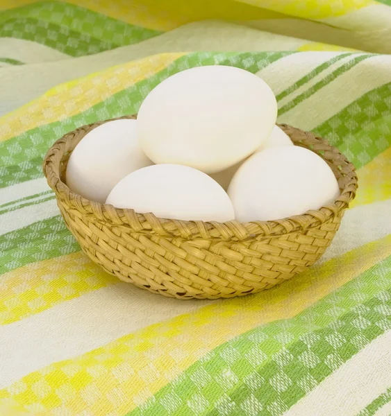 Jaja w wiklinowym koszu — Zdjęcie stockowe