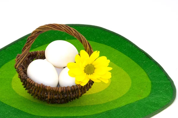 Eieren in een mand — Stockfoto