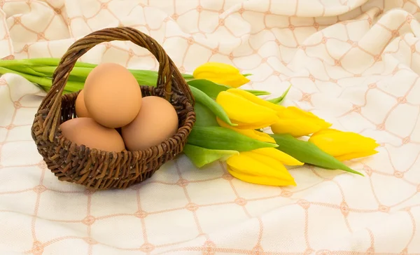 Uova in un cesto di vimini — Foto Stock