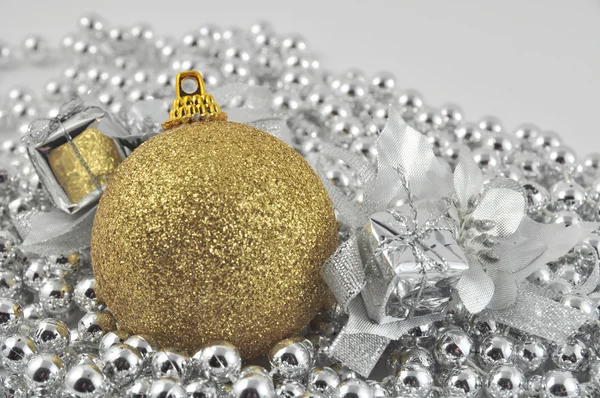 Silver background gold ball 2 — Stock Photo, Image