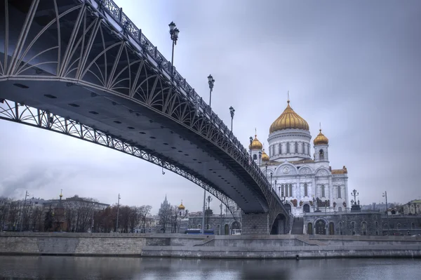Міст через річку від собору Христа Спасителя. — стокове фото