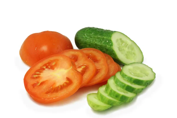 Rote Tomaten und grüne Gurken — Stockfoto