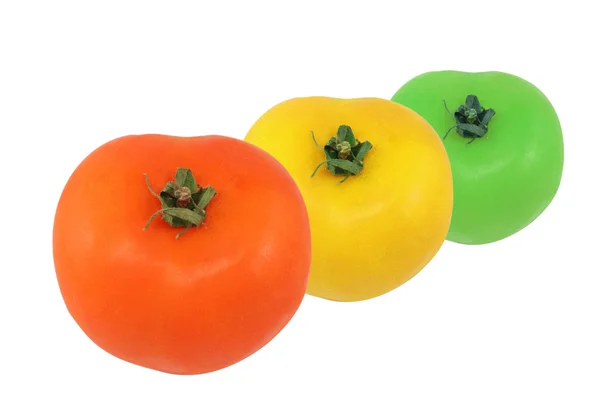 Tres tomates rojos, amarillos y verdes frescos — Foto de Stock