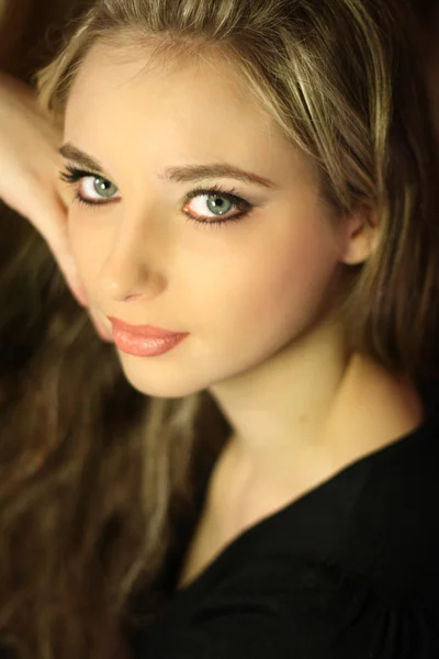 Beautiful brunette girl — Stock Photo, Image