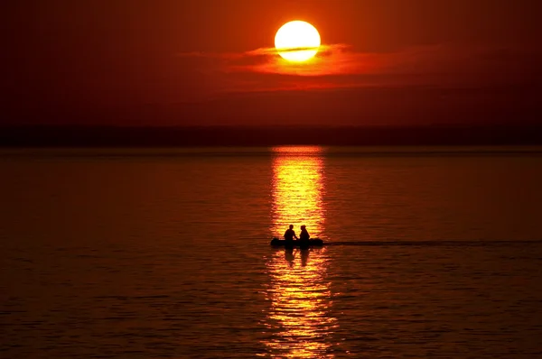 Boat with and orange sunset — Stockfoto