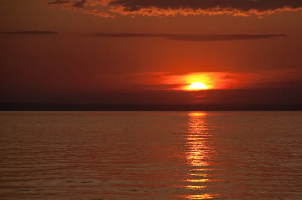 Déclin estival du coucher de soleil orange sur la mer — Photo