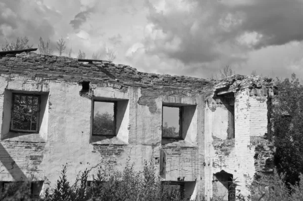 Ruins of an old building with windows. Black and white. — Stock Photo, Image