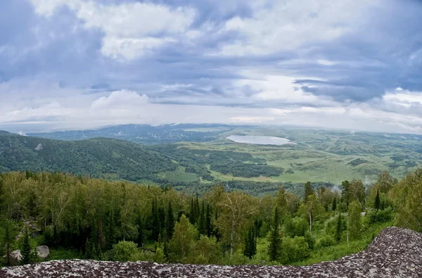 Вид с высокой горы на озеро — стоковое фото