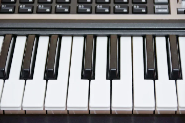 Частина електронного фортепіано. Синтезатор . — стокове фото