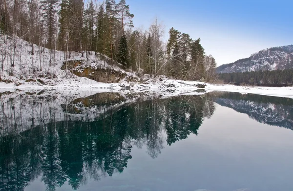 Azul quente lago não congelante nas montanhas — Fotografia de Stock
