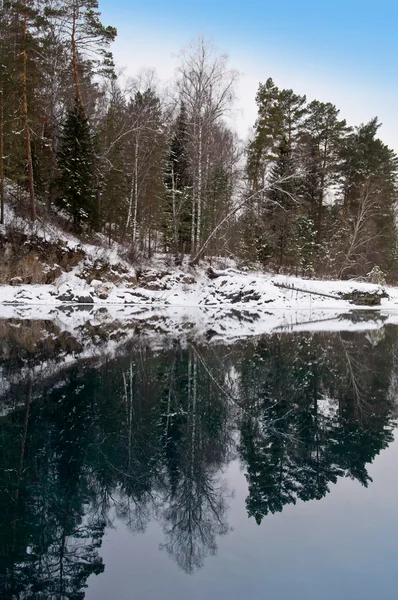 Nonfreezing blå sjön i berg altai — Stockfoto