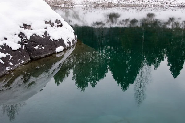 La piedra cubría la nieve en el lago que no se congela —  Fotos de Stock