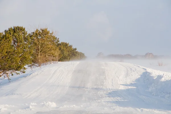 艶出しの氷、道路に雪の吹きだまり — ストック写真