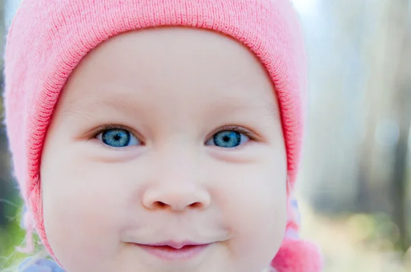 Šťastné usmívající se dítě s modrýma očima Stock Obrázky