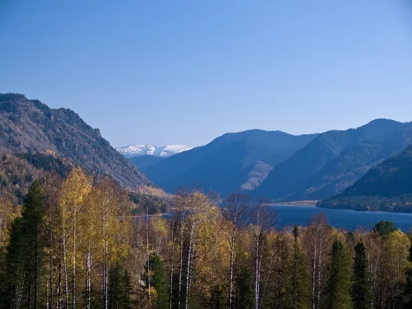 Осенний вид на горы и озеро — стоковое фото