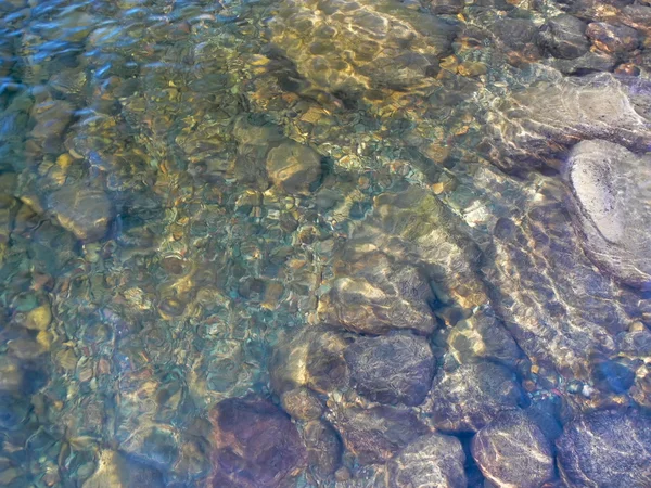 Steine unter Kristallwasser. — Stockfoto