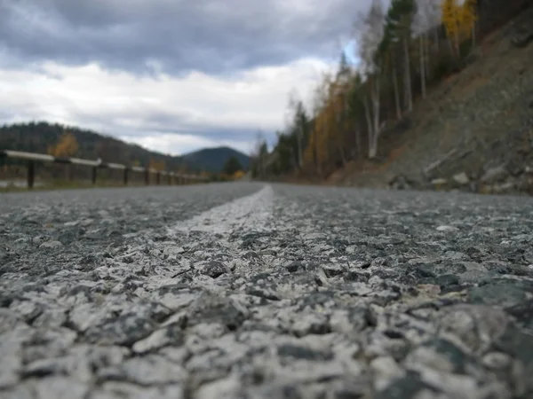 Estrada sombria para as montanhas — Fotografia de Stock