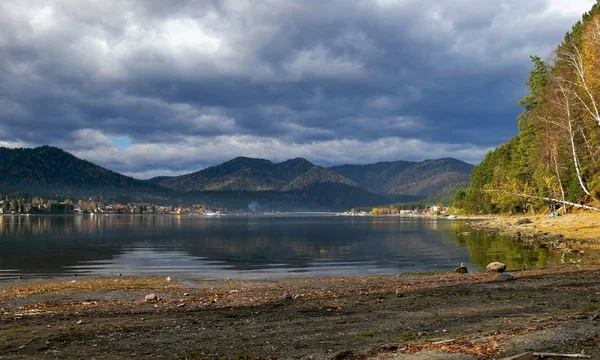 Lac côtier Teletskoe et ciel couvert — Photo