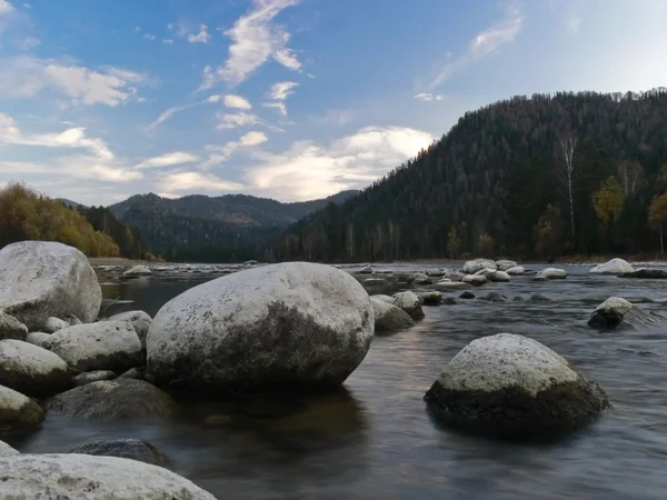 Μεγάλες πέτρες στο ποτάμι και σύννεφα — Φωτογραφία Αρχείου