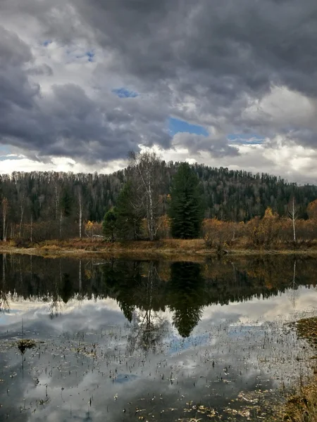 Ağır gökyüzü reflexion karanlık göl — Stok fotoğraf