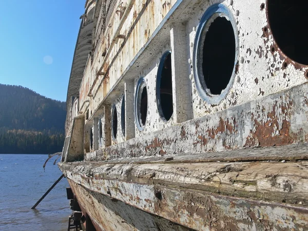 Barco obsoleto no lago — Fotografia de Stock