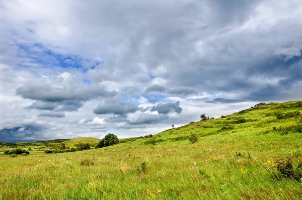 Green hill and overcast cloudscape — Stock Photo, Image