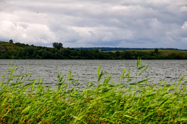 Jezero panorama a zataženo cloudscape — Stock fotografie