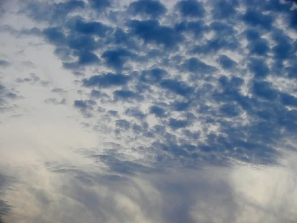 Onduladas nubes oscuras en el cielo — Foto de Stock