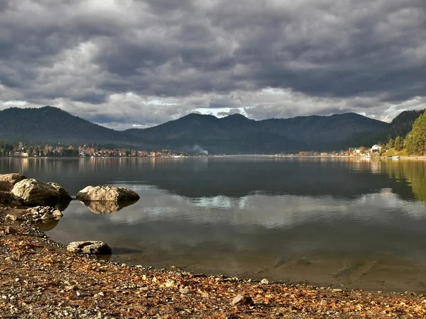 Lago costero Teletskoe y paisaje nublado Imagen de stock