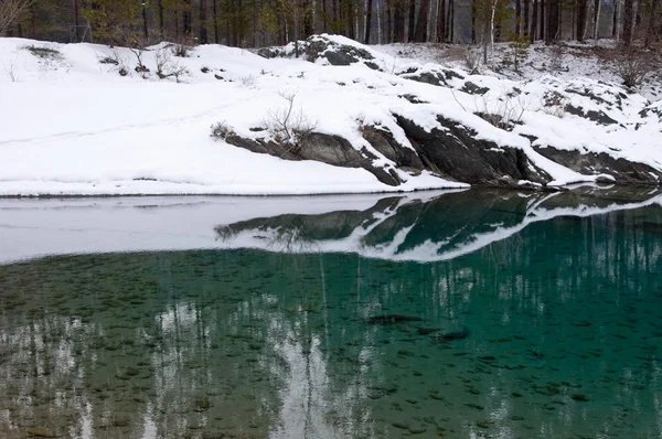 Costa rocosa de lago azul no congelante Fotos de stock libres de derechos