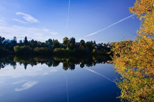 Озеро з відображенням повітряної доріжки — стокове фото