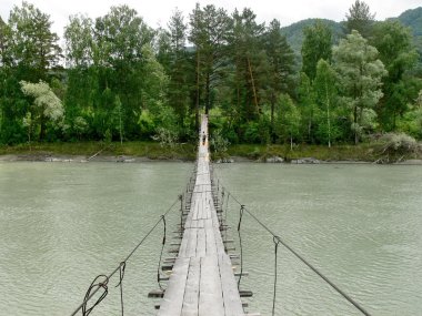 Dağlarda nehir üzerinden köprü