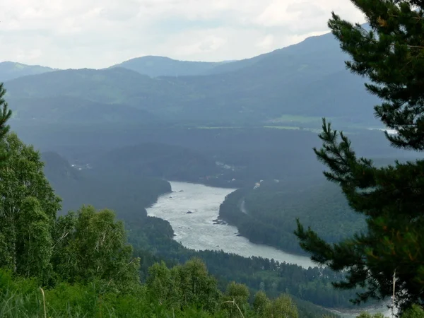 Vista sobre montañas río antes de la lluvia — Foto de Stock